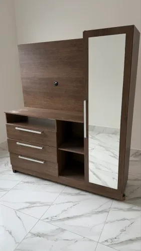 CÔMODA COM ESPELHO, E PAINEL PARA TV. 