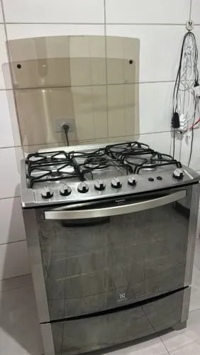 Fogão 5 bocas da Electrolux em ótimo estado de conservação, com acendedor automático!