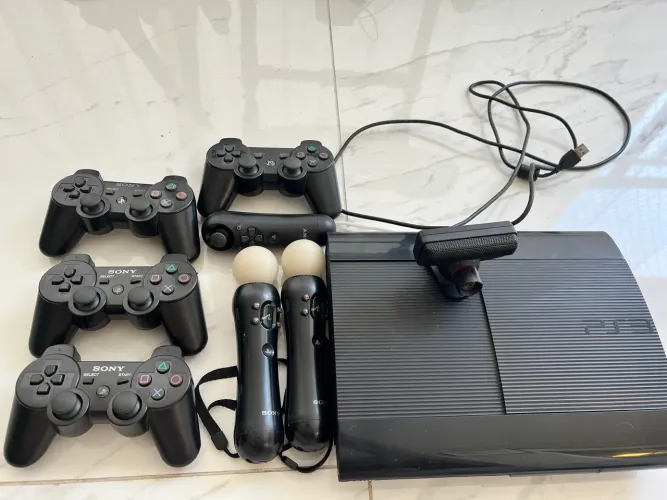 PlayStation 3 Super Slim Completo destravado + 4 Controles + Kit Move Com Câmera