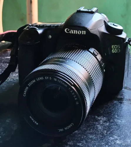 CANON EOS 60D + LENTE 18-135MM COM CAIXA