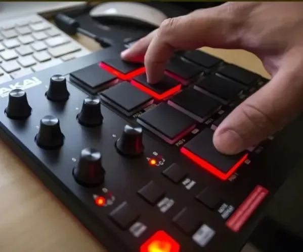 Controlador DJ Akai MPD218 preto 