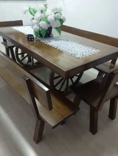 Mesa de janta quadrada de madeira com 4 bancos e rodas de carroça