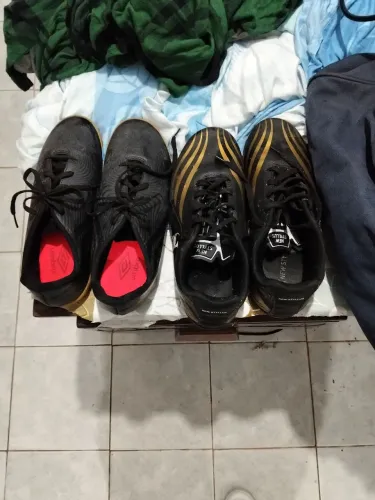 Kit chuteiras futsal e society semi nova pquase nunca usadas preço negociável