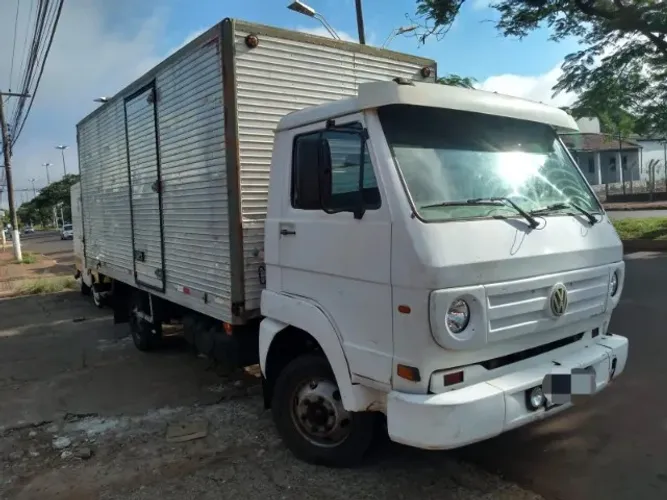Caminhão VW 5.140, ano 2005/2006, baú 5,50m, assoalho chapa