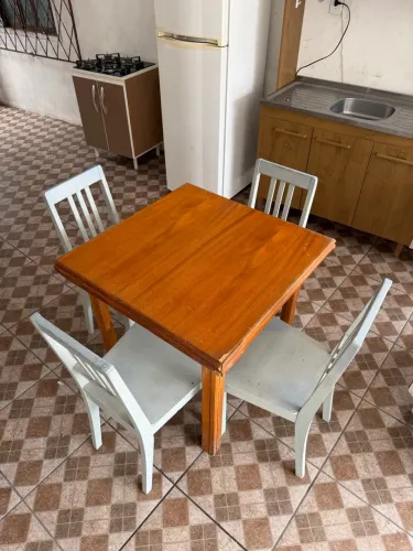 MESA USADA COM 4 cadeiras