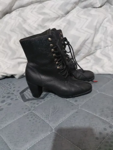 Bota de couro marca Mariza tamanho 36 em ótimo estado, LEIA !