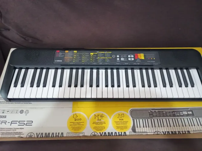 Vendo teclado Yamaha psr-f52 com suporte em x, pouquíssimo tempo de uso. Excelente estado.