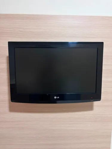 TV LG 26" LCD (não Smart) - Acompanha Pé de Mesa