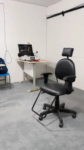 VENDE-SE - CADEIRA + ESPELHO + PRATELEIRA DE VIDRO