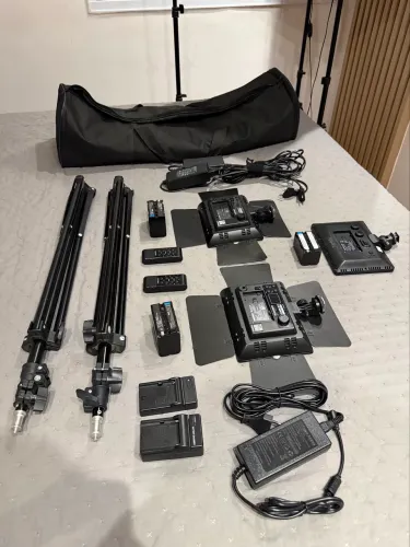 Kit Iluminação Yongnuo YN300 III (2 LEDs + Baterias + Fontes + Tripés)