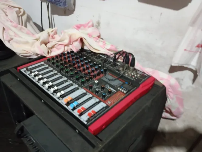 Mesa de som amplificador e Caixa de som titânio