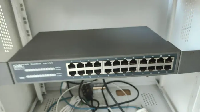 Mini Rack de Parede 19" + Switch SMC 24 Portas (Perfeito Estado)