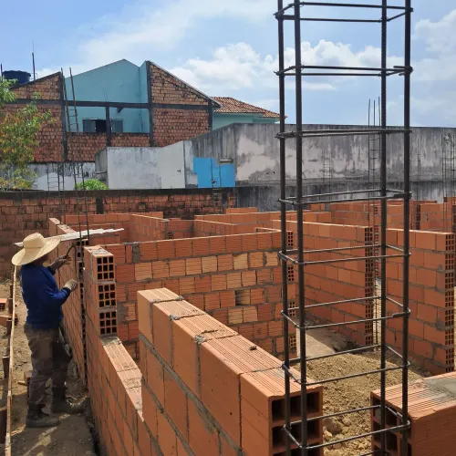 Pedreiro mestre de obra com equipe