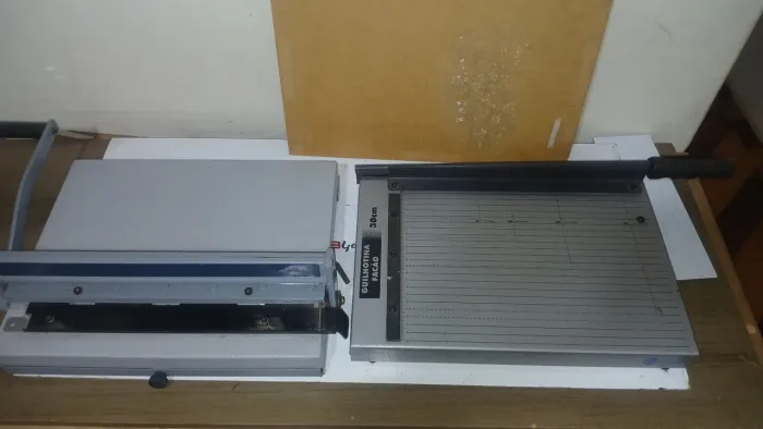 Kit Encadernadora e guilhotina em ótimo estado 