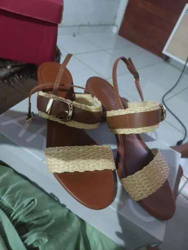 Sandália salto médio arezzo