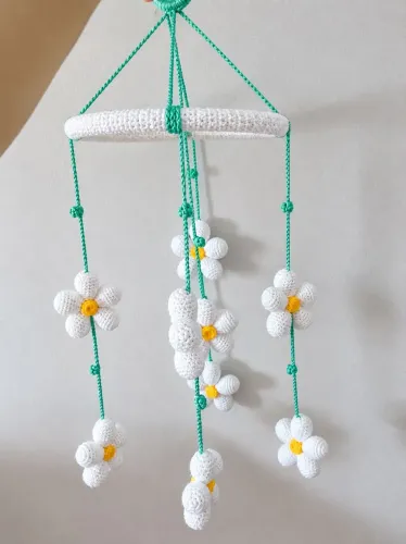 Móbile de berço com flores de crochê