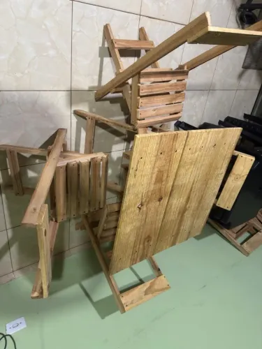 JOGO DE MESA COM 4 CADEIRAS DE MADEIRA!