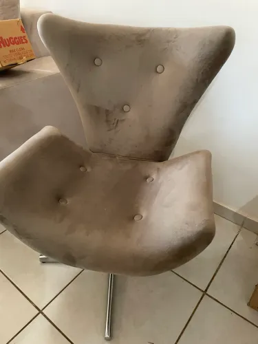 Vendo poltrona giratória linda 150,00