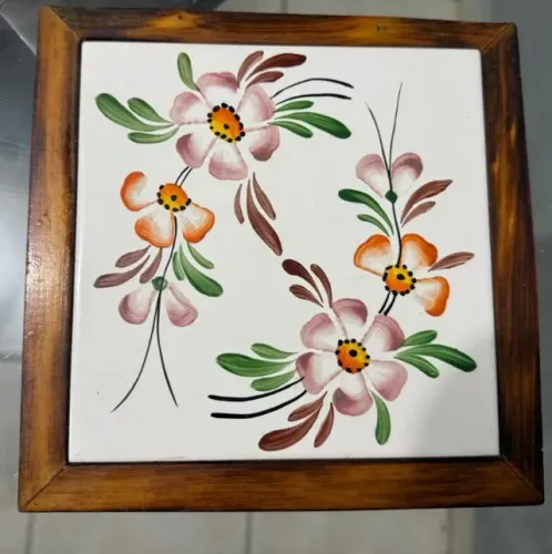 Descanso de Panela Vintage - Azulejo Pintado à Mão com Moldura em Madeira