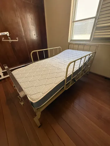 Cama hospitalar manual para uso domiciliar.