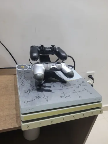 Ps4 pro Americano edição limitada