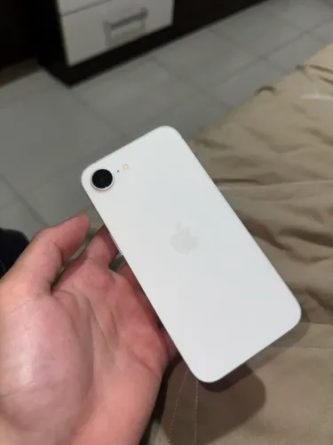 Iphone 16 e, 256 gb, 100% de saúde de bateria, porem tem um pontinho de avaria na tela