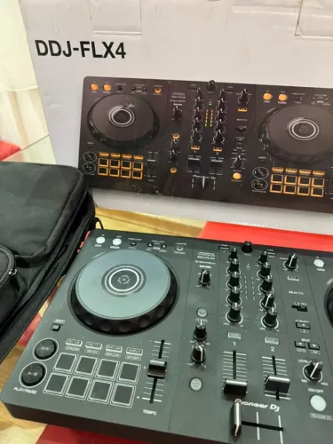 Controladora Pioneer DJ DDJ-FLX4 - 2 Canais