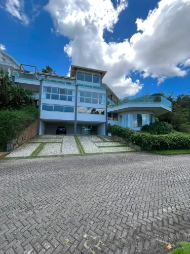 Casa Cinematográfica com Vista Permanente para o Mar | Condomínio Saint Barth | Cacupé | F