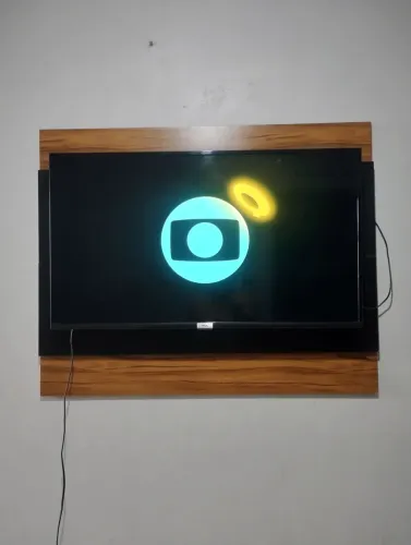 Tv 40 polegadas e painel marrom