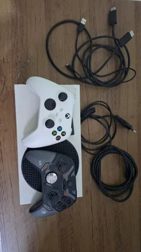 Xbox series S com dois controles