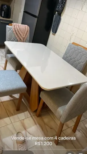 Vende-se mesa com 4 cadeiras