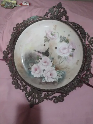 Relógio super vintage lindo. É de porcelana pintado a mão. Precisa de alguns reparos