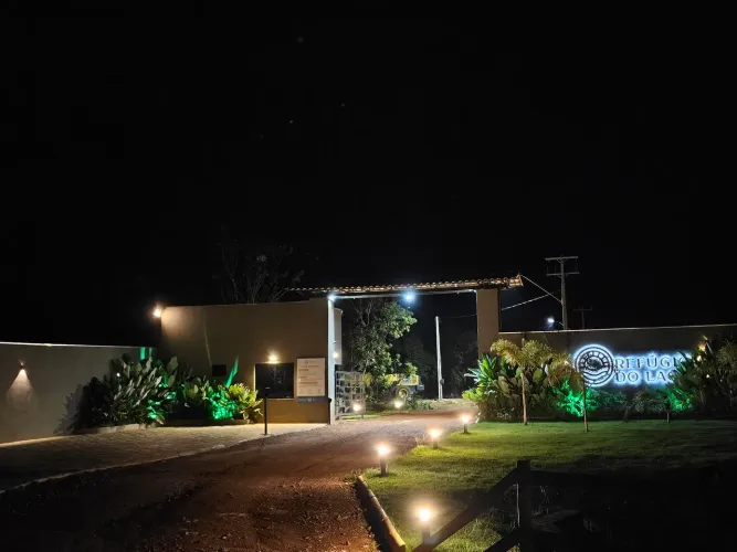 Vende-se essa chácara na beira do lago