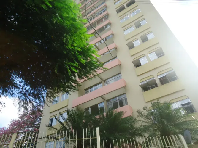 Centro- Apto de115 m2 com 3 quartos+armários, coz.plan, qto/banh de serviço, 1 vg garagem
