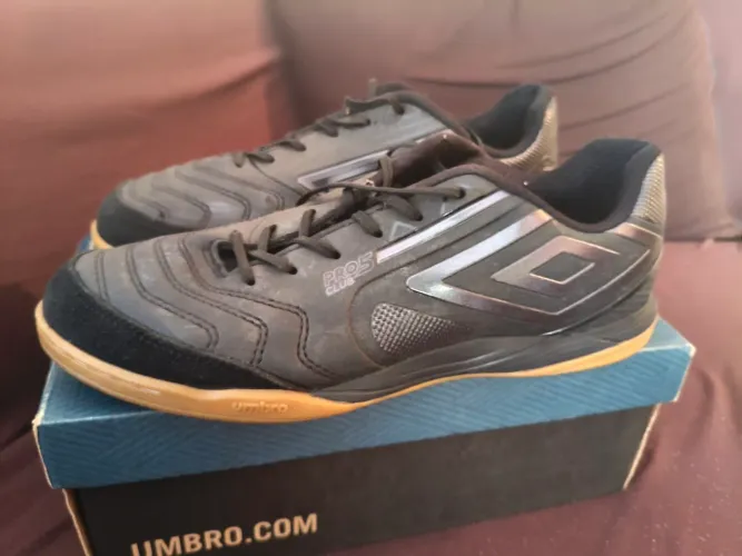 Umbro Pro 5 Bump Club (Preta)