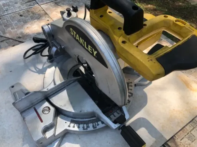 Esquadria Stanley 220 V. muito Conservado. RS; 800,00