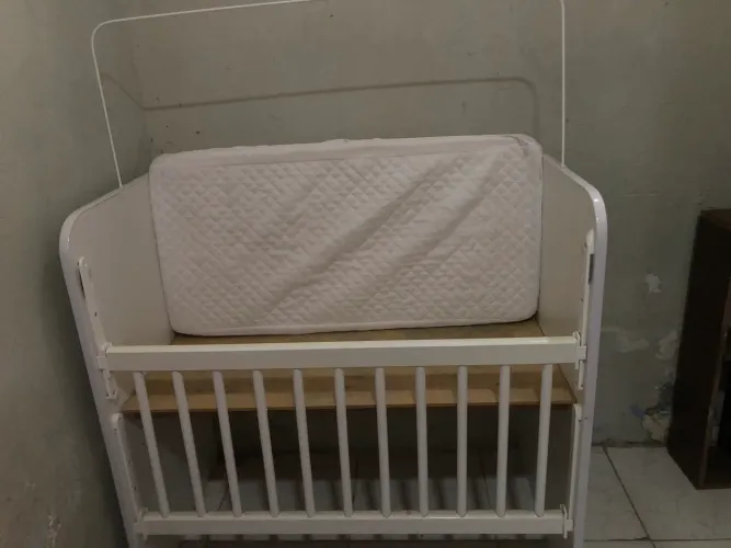 Vendo Mini berço, acompanha colchão e capa e kit simples feminino