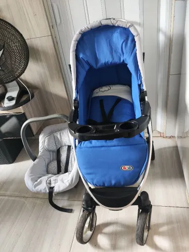 Carrinho com bebê conforto