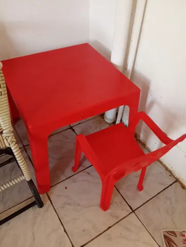 Mesinha infantil com duas cadeiras