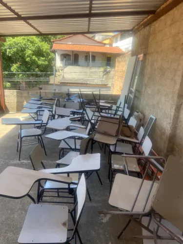 Cadeira universitário usada