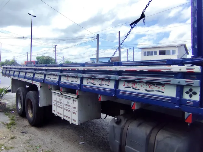 Vendo Carroceria madeira comprimento 8,40m . Cor predominante Azul e Branco.