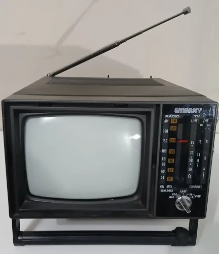 Mini TV Embassy carcaça perfeita, antena intacta. Radio FM ok TV/ rádio AM não funciona.