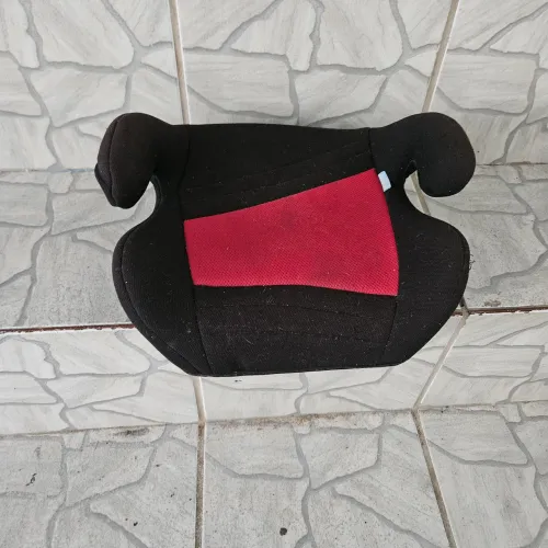 Cadeirinha elevatória para criança no carro