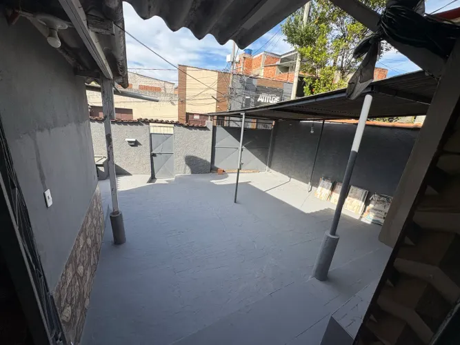 Aluga-se casa independente em Areia Branca - Belford Roxo- RJ - rua em frente à praça