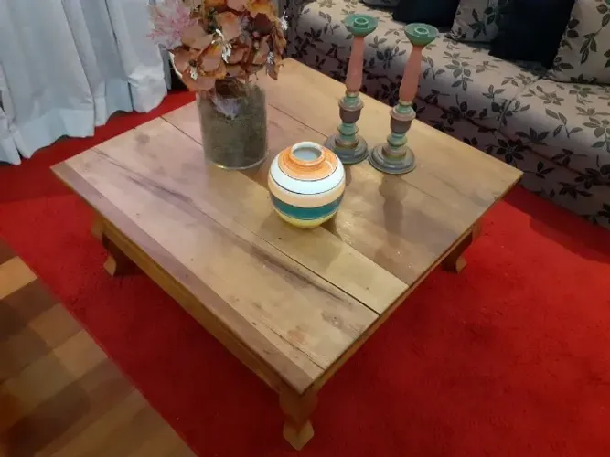 Mesa de centro em madeira de demolição