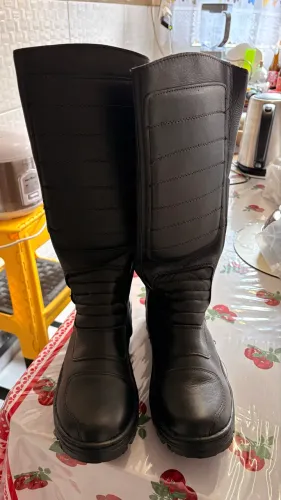 Bota Coturno de couro cano longo com sola de boracha