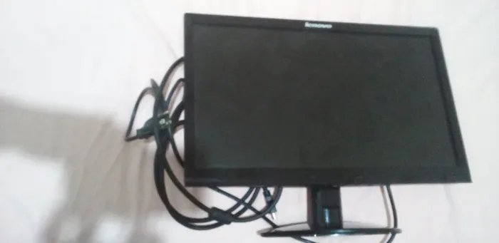Monitor usado com cabos 