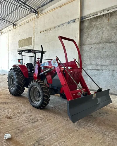 TRATOR AGRÍCOLA