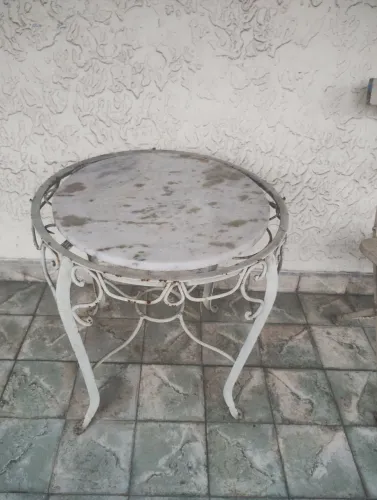 Mesinha retrô de ferro.