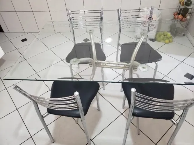 Vendo mesa medindo 1.40x0.90 com 4 Cadeiras